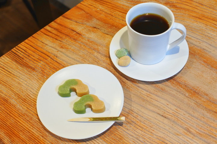 茶室を思わせる、京都御所南のカフェで、幻の甘味〝すはま〟を堪能