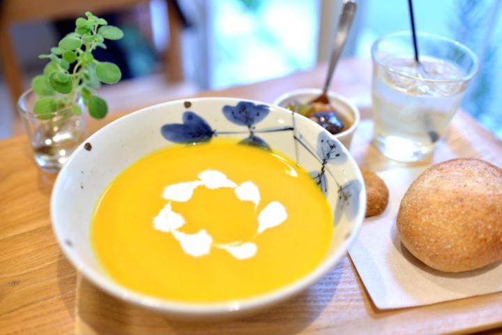 ほっこり温まる手作りスープと自家製パンの店。自由が丘の