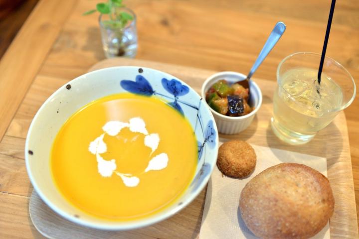 ほっこり温まる手作りスープと自家製パンの店。自由が丘の ほっこり温まる手作りスープと自家製パンの店。自由が丘の