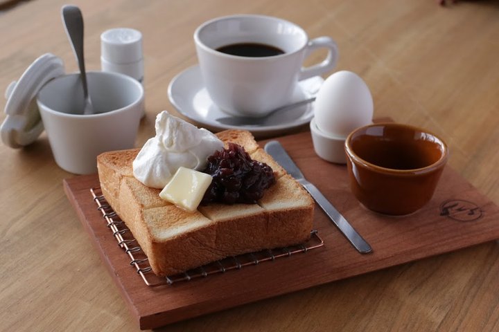 名古屋名物 小倉トーストのモーニングも 2種類の食パンが話題の つばめパン Milk ことりっぷ