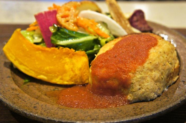 加賀麩や地物の野菜がたっぷり。薬草も入った体にやさしい金沢ごはん。