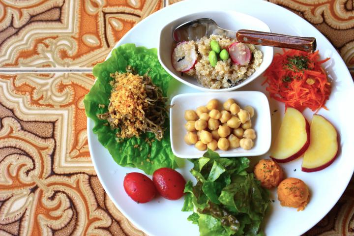 女性1人で訪れる人も。横浜の小さなオーガニックバーで自然派ワインとベジ料理を