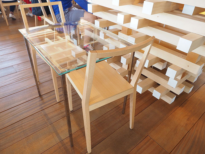 木材の造形美を体感できる椅子