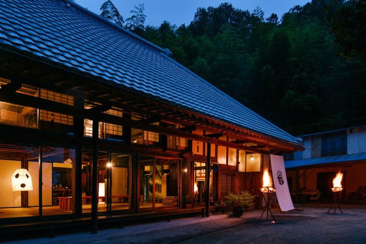 一棟貸し切り！屋根裏部屋まで独り占めできる、里山の古民家宿へ「柚子のあぜ道 雨乞のかえる」