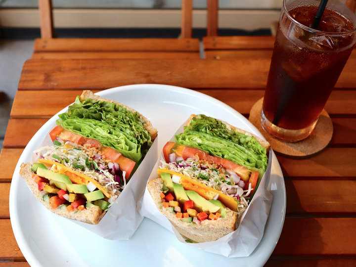 新宿御苑の緑に囲まれピクニック気分！「&sandwich.」の野菜たっぷりサンドイッチ