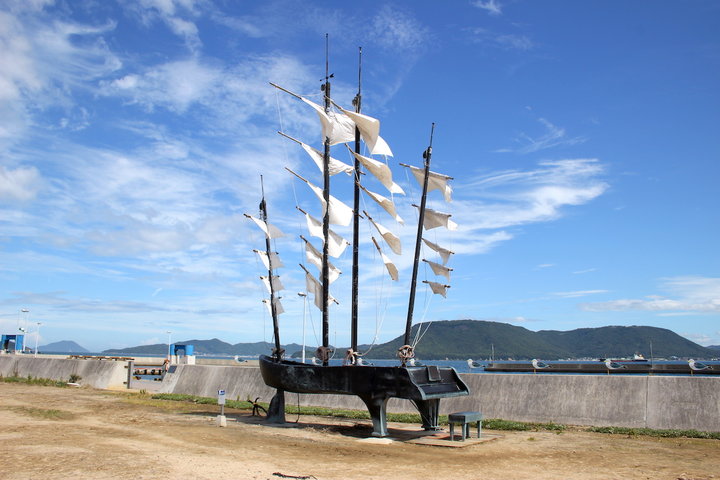 木製モザイクアート 女性と海の風景 （日本海の風が生んだ絶景と