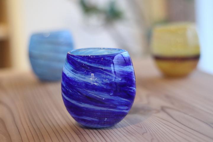 沖縄の作家が作る新しい“うちなー器”。－琉球グラスや藍色で描かれた唐草模様－