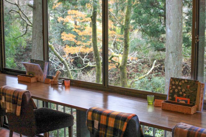 里山の風景もとっておきのごちそうになる、加賀温泉郷近くの森の温泉カフェ