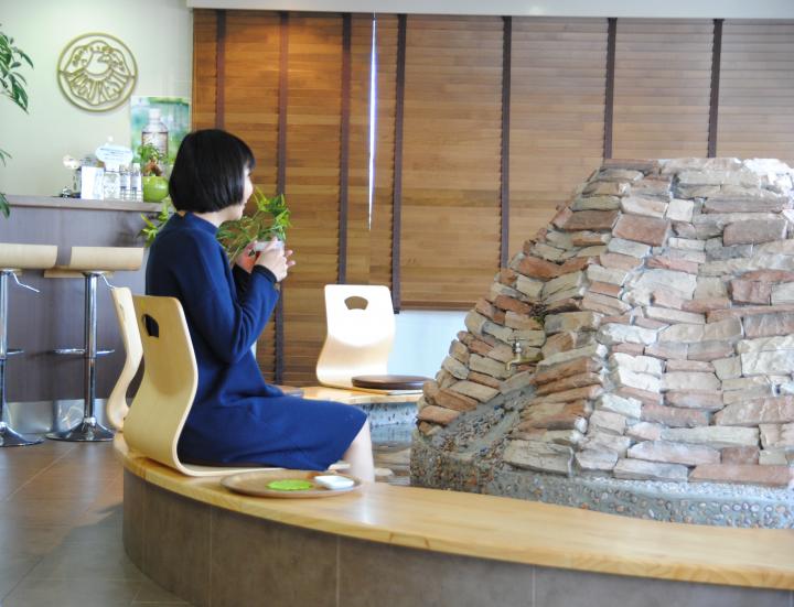 足湯に浸かりながら、マッサージもしてもらえるカフェで全身ぽかぽかに♪