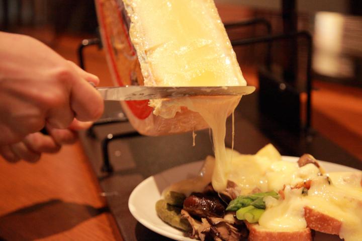 ハイジでおなじみ とろ りラクレットチーズ を堪能できる恵比寿の イル ジェンティーレ ことりっぷ