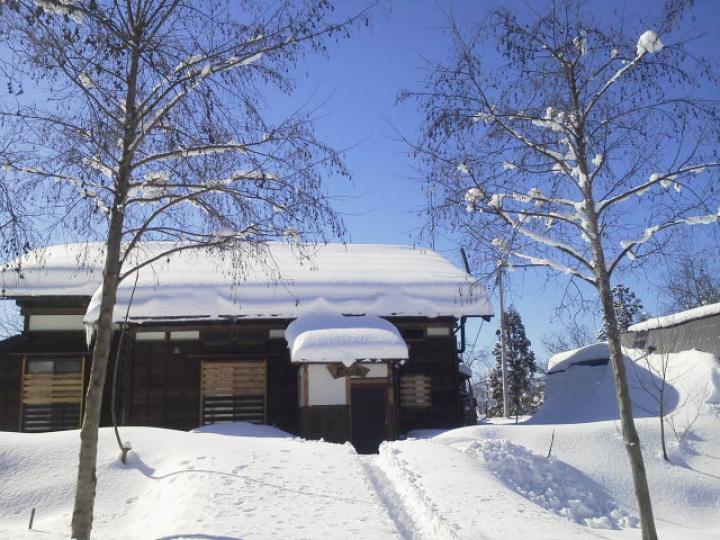 あたり一面銀世界。日本一の豪雪地帯にある古民家宿で昔ながらの雪国