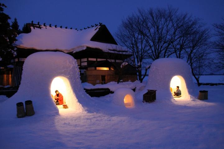 幻想的な光に街全体が包まれる、秋田県横手市の冬の風物詩「横手の雪まつり　かまくら」