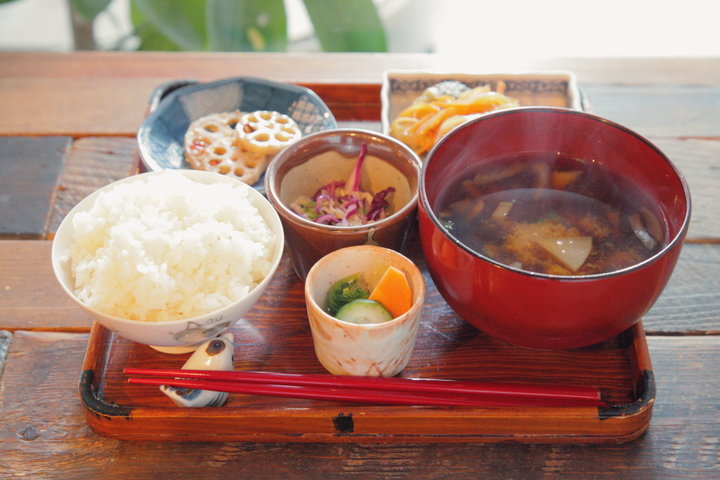 「発酵するカフェ 麹中」で、心もお腹も満たされるお昼ごはんを