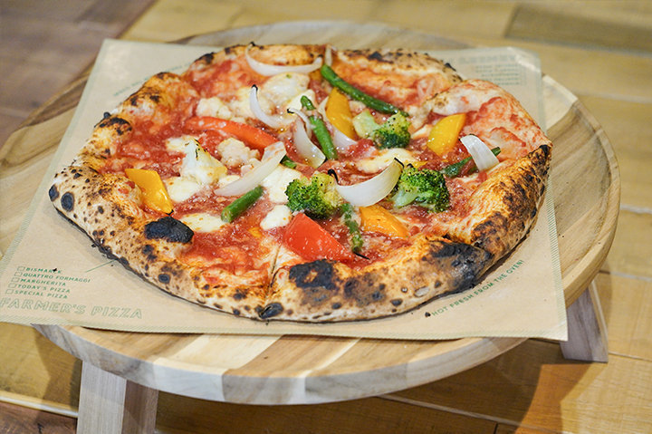 石窯で焼き上げる生地にフレッシュな野菜たっぷりのピザ