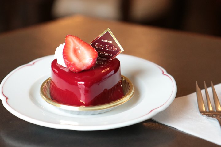 とっておきのフレンチカフェでいただく深紅のスイーツ 横浜 カフェ ドゥ ラ プレス ことりっぷ