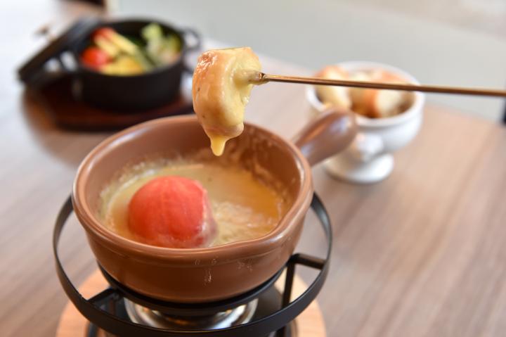 【恵比寿】「丸ごとトマトのチーズフォンデュ」が人気！「ザ・ラトリア・テーブル・ハース」