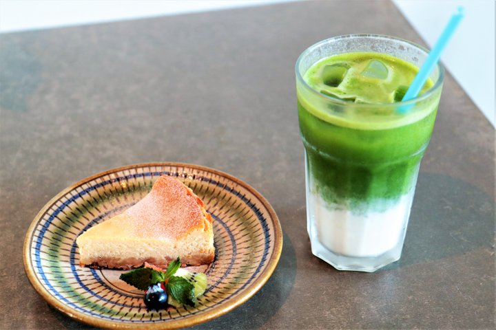 船の汽笛がBGMのベイサイドカフェ。横浜・海岸通り「cafe&shop kaguya」