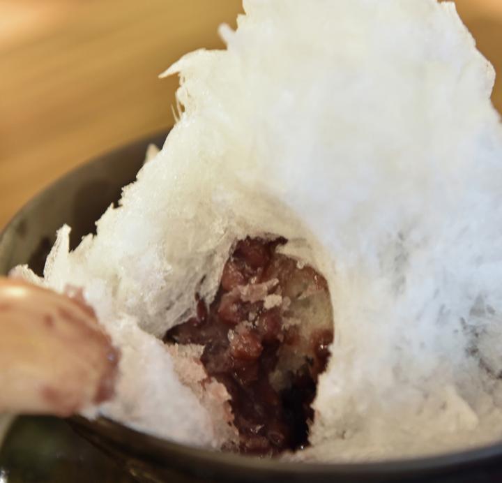 さらりと日本酒をかけて食べる「うさ氷」は絶品