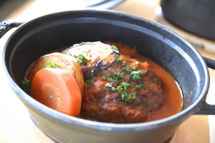 まるで木の洞窟！自然のぬくもりあふれるカフェで、あったかストウブ鍋料理をどうぞ