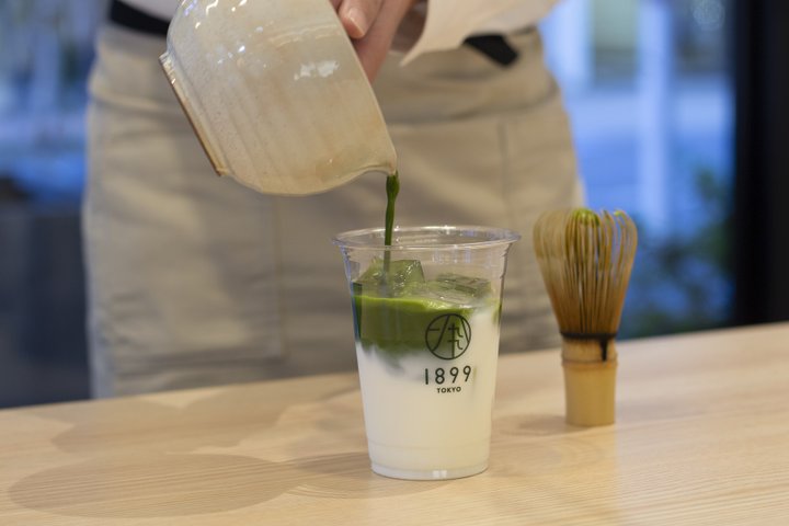 茶バリエが茶せんで点てる、本気の抹茶ラテを。日本茶専門カフェ「CHAYA 1899 TOKYO」