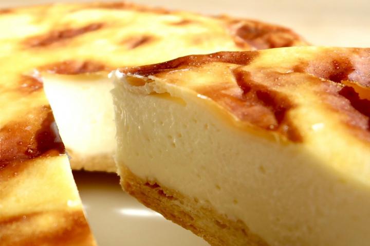 焼いてるのにとろ〜り♪ 4種のチーズとカスタードたっぷりの「チーズベーク」