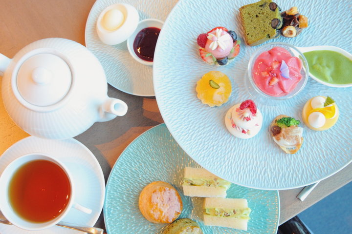 皇居の新緑を眺めながら春色のアフタヌーンティーはいかが。東京會舘 本舘「ロッシニテラス」