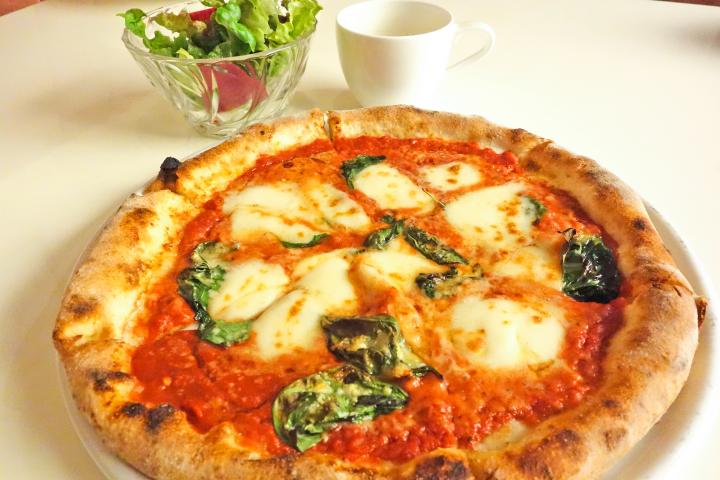 桜の窯で焼き上げたピッツァを六本木で♪ ワイン屋さんとパン工房が併設されたイタリアン