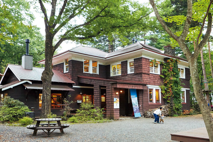別荘地として人気の北軽井沢にある、古い洋館へ