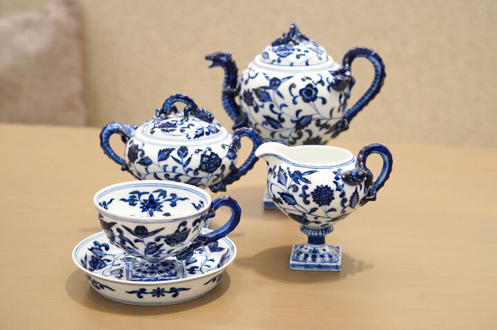 有田焼の名窯元「深川製滋」で優雅なティータイム。六本木「FUKAGAWA SEIJI 1894 ROYAL KILNu0026TEA」 ｜ ことりっぷ