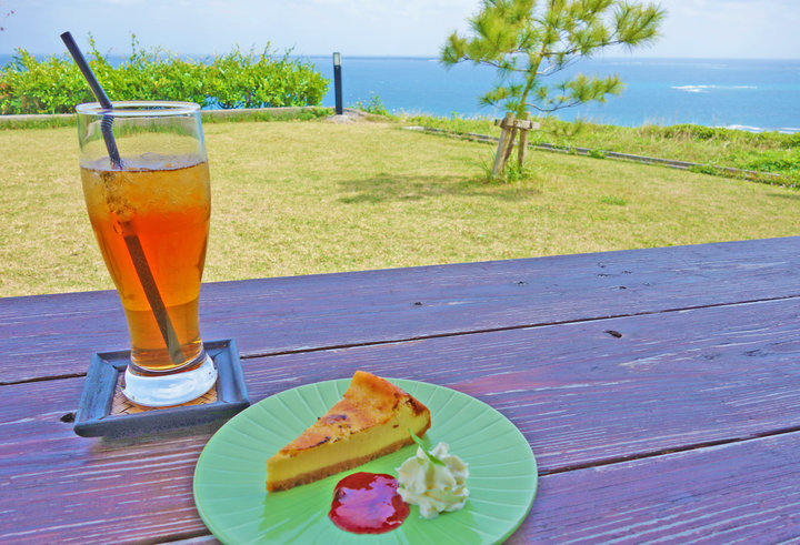 目の前は海！テラス席でゆっくりランチが楽しめる沖縄の隠れ家カフェ