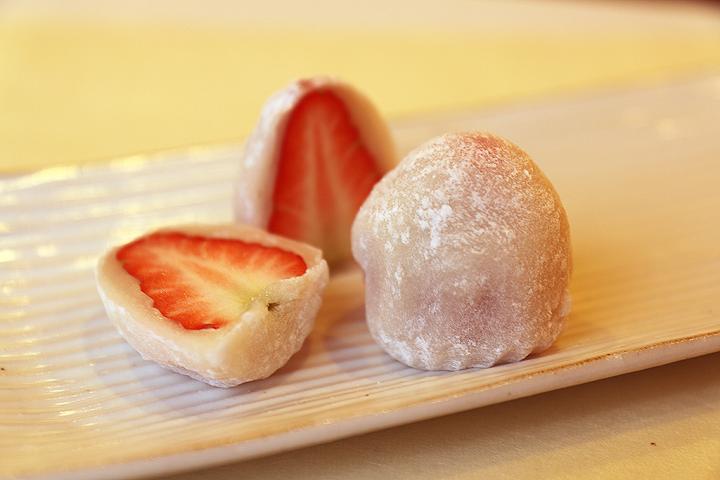 いちご大福ぺージ 楽天市場】もちきゅあ いちご大福風味 40g×12個セット［グミ
