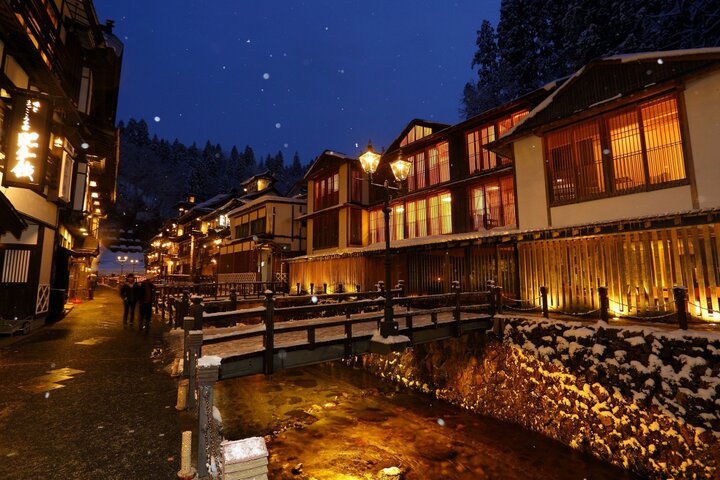 夕闇に浮かぶ幻想的な温泉街にうっとり 山形 銀山温泉 で非日常の時間を過ごす ことりっぷ