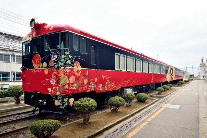 加賀の伝統工芸を車両いっぱいに散りばめた きらびやかな観光列車 花嫁のれん ことりっぷ