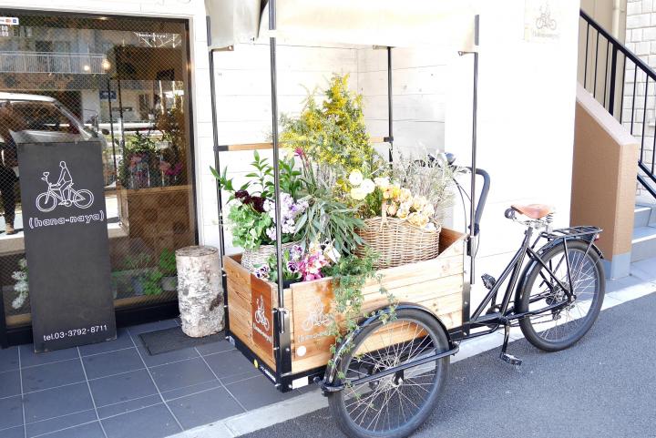 晴れた日の中目黒で出会えるかも！カラフルなお花をのせた三輪自転車の