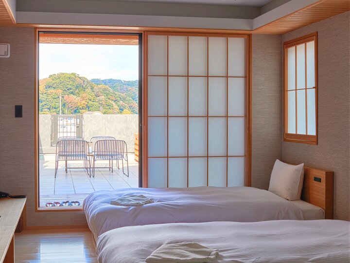 鎌倉の山並みを眺めながらのんびりくつろぐ客室