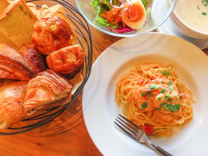 焼きたてパンが食べ放題♪ベーカリー併設のイタリアンレストラン「ラッグルッピ」
