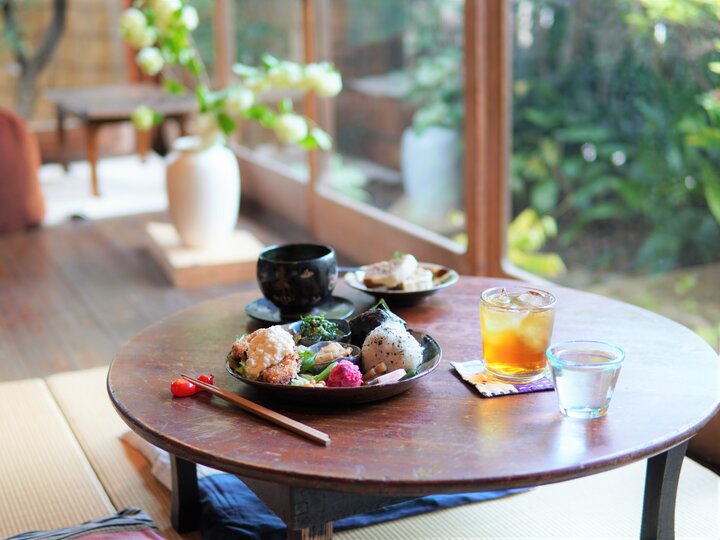 縁側のちゃぶ台でのんびりいただくお昼ごはん♪鎌倉「てぬぐいカフェ 一花屋」
