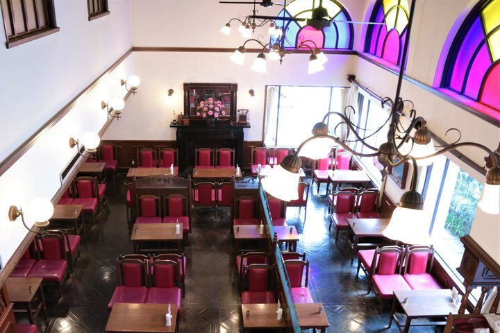ステンドグラスが美しいレトロな喫茶室「馬車道十番館」