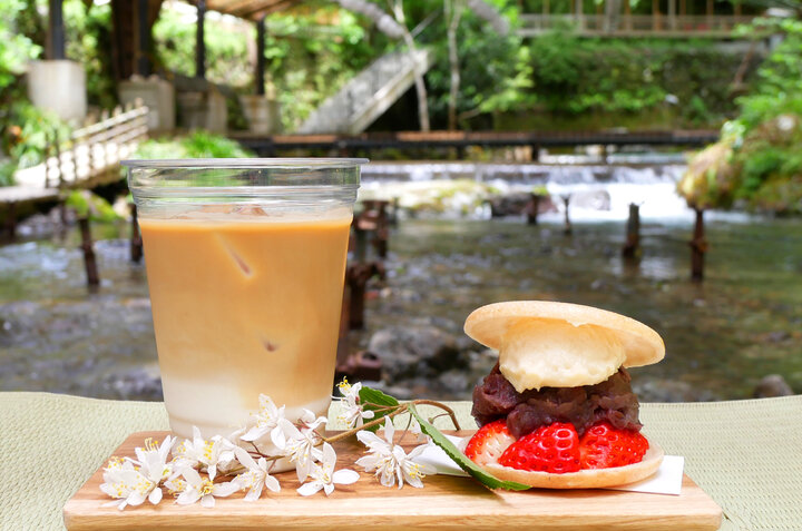 京都 奥貴船の川床カフェ 兵衛cafe で 涼やかな川風に吹かれて夏のひとときを ことりっぷ