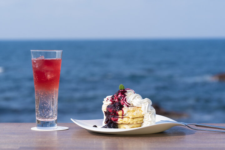 能登半島・珠洲市「しお・CAFE」で、海を眺めながらパンケーキを