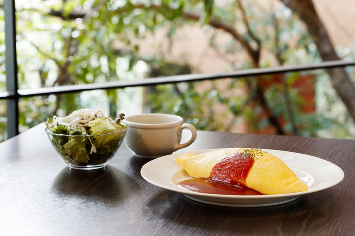 木漏れ日のなかランチを 神戸 三宮のカフェレストラン グリーンハウス シルバ ことりっぷ