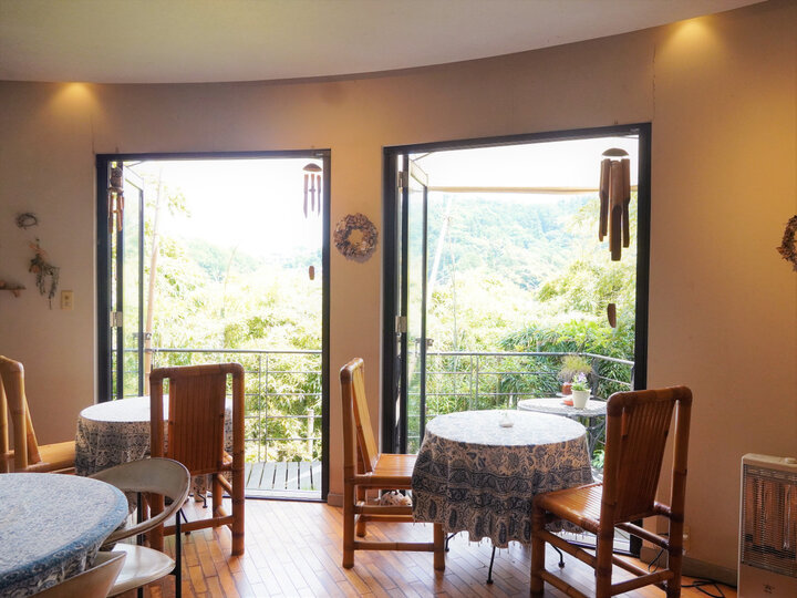 住宅街の高台から北鎌倉の景色を望む「北鎌倉ギャラリー＆カフェ ネスト」