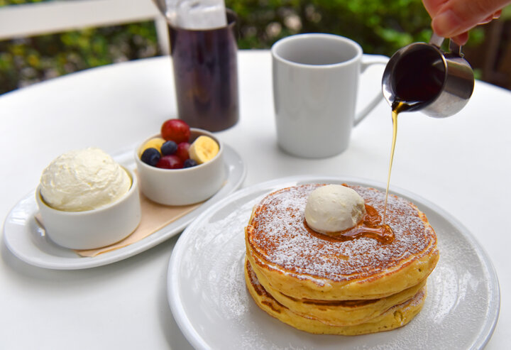 緑と風に包まれながら味わう話題のパンケーキ 表参道 クリスクロス ことりっぷ