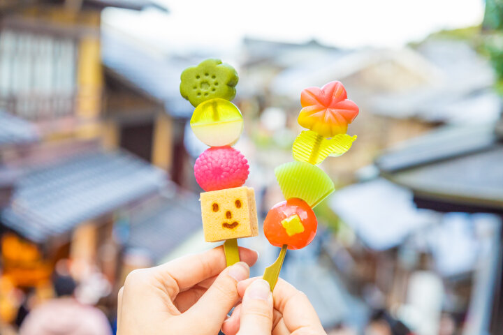 京都 清水寺の参道でカラフル ポップな新感覚の和菓子を 伊藤軒 Sou Sou 清水店 ことりっぷ