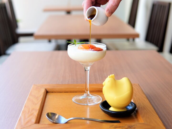 プルンとしたツヤツヤの卵黄がグラスを彩る生プリン♪「しょうゆきゃふぇ 横浜元町店」