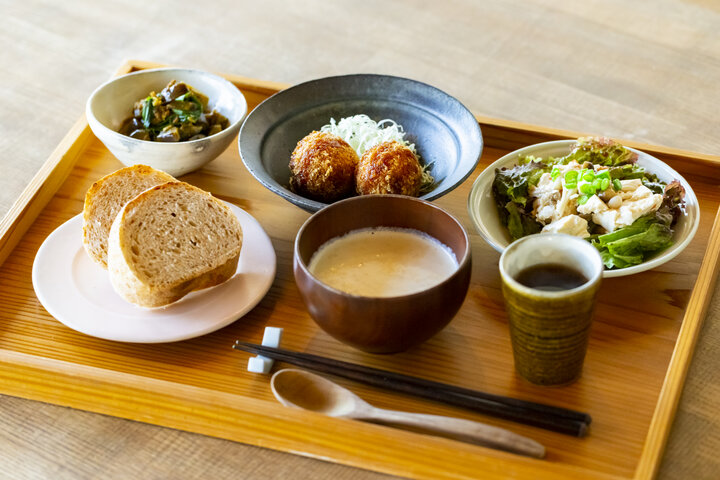 行き交う電車を眺めてのんびり、ごはん定食を。鎌倉駅徒歩すぐカフェ「sahan」