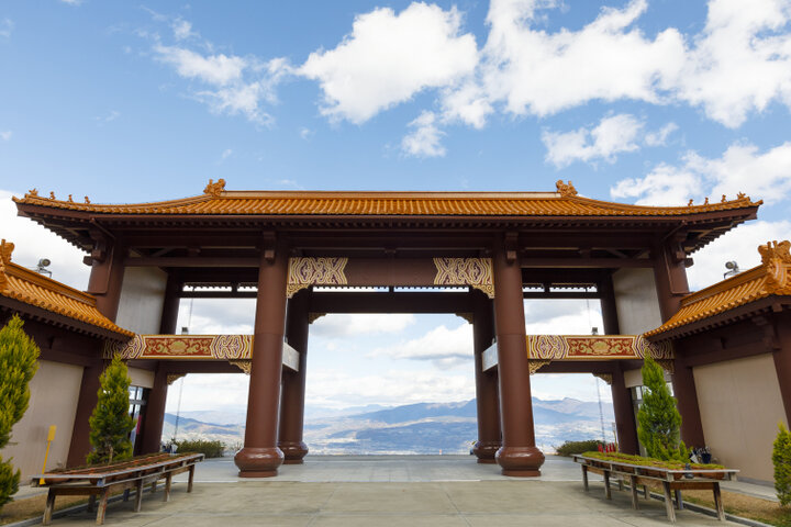 まるで天空に浮かぶ城のよう！？伊香保にある台湾のお寺「佛光山 法水寺」で絶景を楽しむ旅へ ｜ ことりっぷ