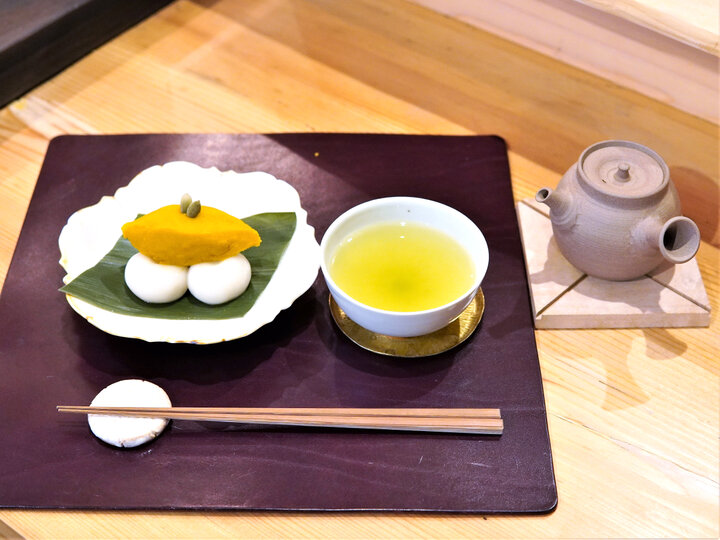 モチモチの白玉には季節の餡に合わせた日本茶