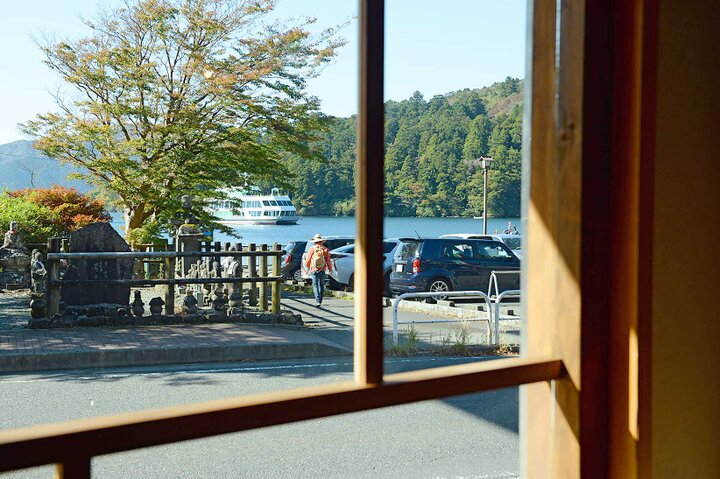 芦ノ湖と鳥居を眺めながらのんびりくつろいで