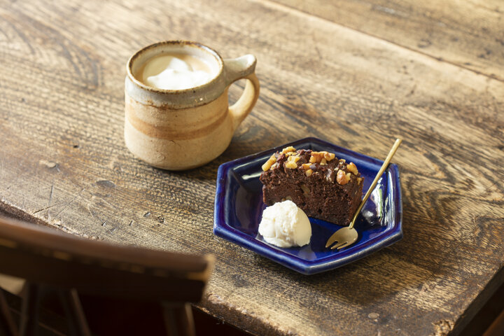 ときめく器や体にやさしいスイーツにほっこり。京都・八坂の塔近くの「うつわとcafebar mokumoku」